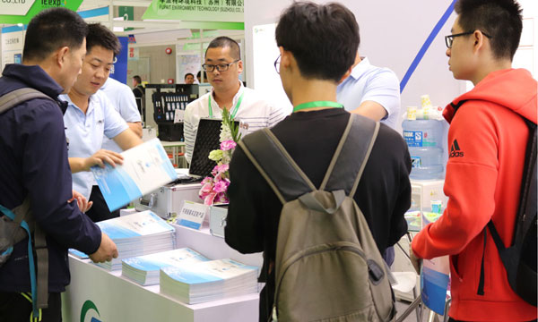 圖為2018環(huán)博會期間，同奧科技工作人員為客戶講解儀器知識